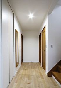 白を基調に自然素材に包まれた優しい空間になりました。