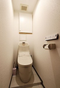 使いやすさにこだわったトイレに交換し、床にはサーモタイルを貼り、落ち着いたトイレ空間になりました。
