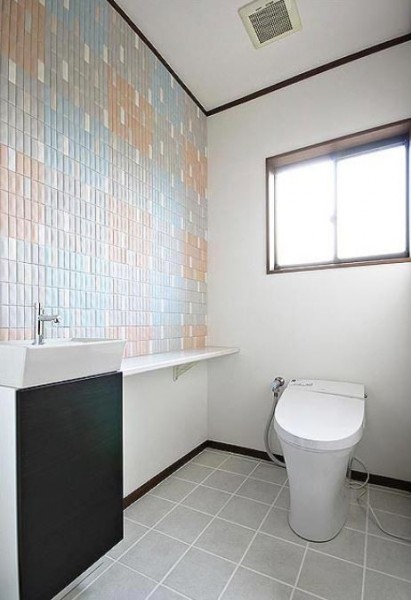モノトーンな空間がアクセントを加えることによって違った表情のトイレ空間へ。