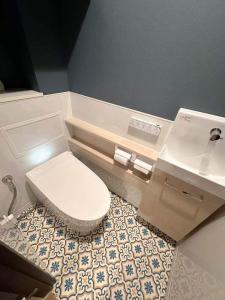 パネルを貼ることで、壁まで拭き掃除が簡単!トイレリフォーム