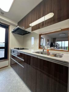 落ち着きのあるカラーに使いやすさと快適さを合わせたキッチン