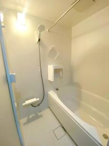 浮かせる収納で広々浴室リフォーム