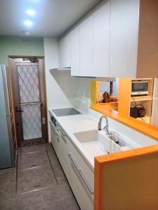 傷や熱に強いセラミックカウンターが特徴的なキッチンリフォーム