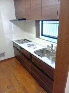 パネル張りでお掃除快適!木目調でお洒落なキッチンリフォーム