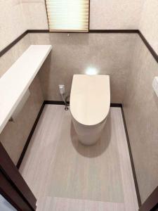 耐久性が高く汚れに強い床材で、清潔さが続くトイレリフォーム