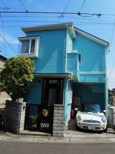 ホワイトを基調とした内装、爽やかなブルーの外観へ