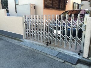 開閉もスムーズに。古いカーゲートから新しくて使いやすいカーゲートに交換です。