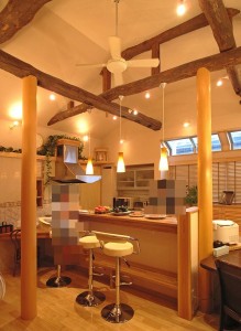 まるでカフェキッチン！吹き抜けにすることで明るいキッチンを実現しました！