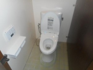 工場の男子トイレが綺麗に。清潔感が溢れています。