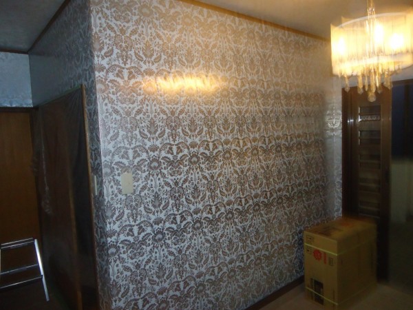 各部屋にデザインクロスを張り、異なる印象の部屋へ。