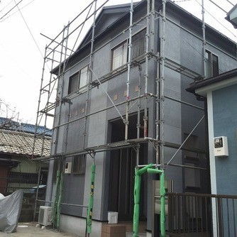落ち着いたカラーの外壁に。細部に渡って丁寧に塗り替えました。