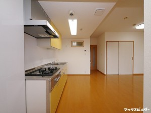 明るく清潔感溢れるLDKに。段差のない安全な室内にもなりました。