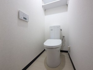 花柄のクロスに張替え、落ち着きと清潔感あるトイレになりました。