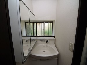 明るい洗面所へ。鏡もキャビネットもサイドに付ける工夫をしました。