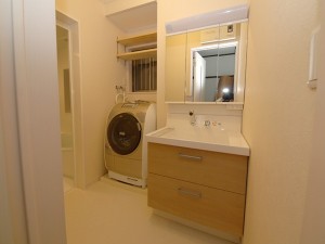 増築し、圧迫感のないすっきりとした洗面室に