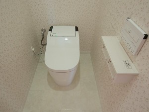 小花柄の可愛らしいトイレに、、空間もスッキリしました