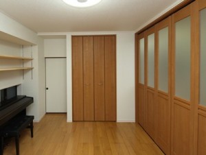 和室から洋室へ、バリアフリーとして段差もなくしました。