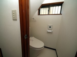 1階、2階共に清潔感溢れるトイレに生まれ変わりました