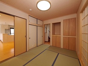 間取り変更に伴い和室も90度回転させました
