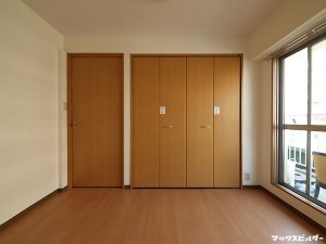 統一感あるスッキリとした印象の洋室に
