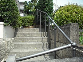 ＳＵＳ樹脂被服手摺を住宅外階段に設置し、安全性が高まりました。