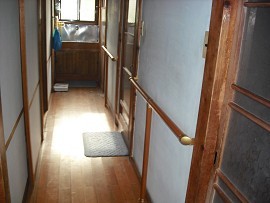 トイレ・廊下・階段に手すりを取付ました。安全で暮らしやすい家へ。