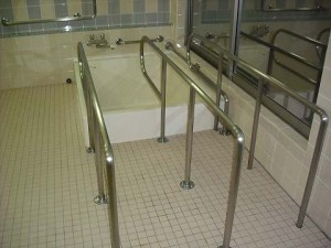 ステンレスの手すりを2箇所、新たに取付け、より安全な浴室へ