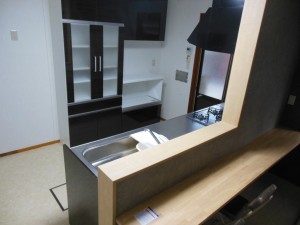 昔ながらの北向きI型のキッチンでしたが、180度向きを変えて、あこがれの対面キッチンにしました。