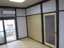 シックな印象のリビングに。壁は自然素材100％で仕上げました。