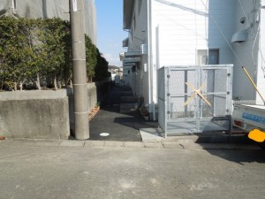 アプローチを舗装したことで雑草の手入れの手間も省けました