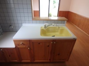 割れた輸入品のカウンターをトクラスのキッチンでカウンターを交換。エコリフォームです。