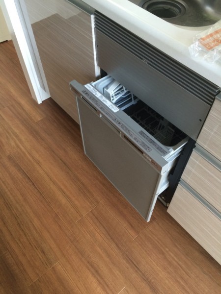 性能のいい食洗機を後づけで設置。家事も楽になりますね。