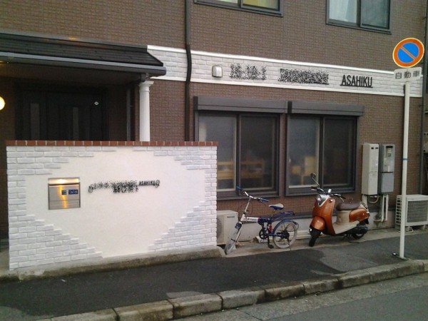 輸入住宅風のお洒落な外観になりました。