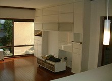 散らかっていたリビングに壁側面に収納を取り付けました。