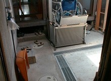 車椅子昇降装置設置を取り付けて、外からそのまま部屋に入れるようできました。