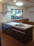 対面型キッチンにして、キッチンとダイニングを分けられるようになりました。