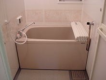 浴室の浴槽、床、壁を換えたことで、温かいイメージに変わりました。