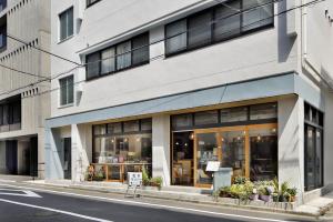 築56年とは思えない、レトロでスタイリッシュな建物に変身。窓交換で断熱性能もアップ。