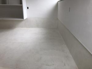 既存の板金外壁を解体撤去せず塗り壁(STO工法)にてリノベーション