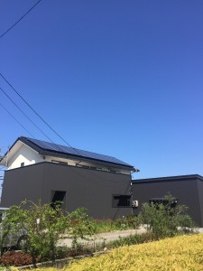 東西切妻屋根にPanasonicHIT太陽光発電システム10.3kw設置