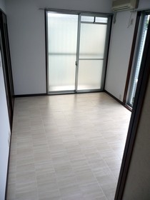和室から洋室へ。建具も雰囲気に合わせて木目調に変更しました！