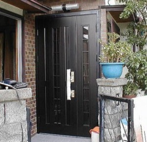 大きな間口と高さのある玄関ドアに取り替え、荷物の出し入れもラクラクに。