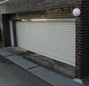 傷んでいた電動シャッターが見違えるほど綺麗に新しくなりました。