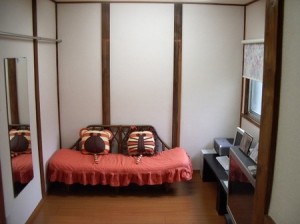物置きだった部屋が明るい書斎スペースに生まれ変わりました