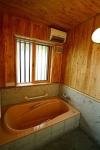 浴槽のみの交換と浴室のクリーニングで長持ちするお風呂に。