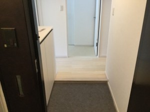 汚くなっていたクロスの張替えを行い、キレイになりました。