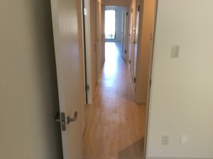 汚くなっていたクロスの張替えを行い、キレイになりました。