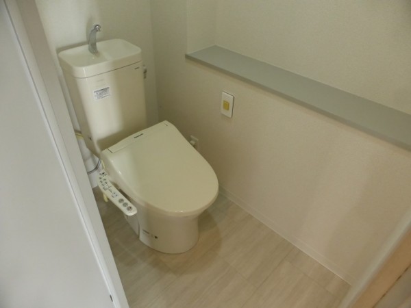 床、壁紙を張替え、トイレ交換しました。