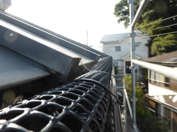 雨樋にネットを張り、落ち葉が入らないようにしました。