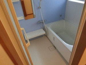 暖かく滑りにくい床で快適な浴室に変わりました